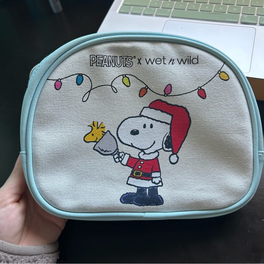 NWOT - Peanuts Wet and Wild Pouch - Picture 2 of 3